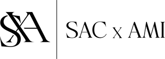 Ein elegantes, minimalistisches Logo in Schwarz, bestehend aus den stilvoll arrangierten Buchstabenkombinationen SXA und dem begleitenden Firmennamen SAC x AMI. Das hochwertige Design auf weißem Hintergrund verkörpert klassische Zurückhaltung und zeitlose Raffinesse.