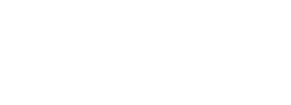 "Ein elegantes, minimalistisches Logo in Weiß, bestehend aus den stilvoll arrangierten Buchstabenkombinationen SXA und dem begleitenden Firmennamen SAC x AMI. Das hochwertige Design auf dunklem Hintergrund verkörpert klassische Zurückhaltung und zeitlose Raffinesse."