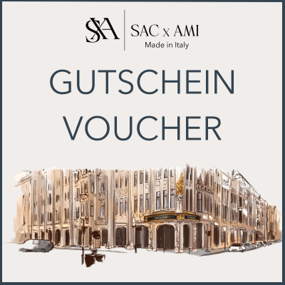 SAC x AMI Gutschein mit dem Logo und einer eleganten Gebäudefassade im Hintergrund.