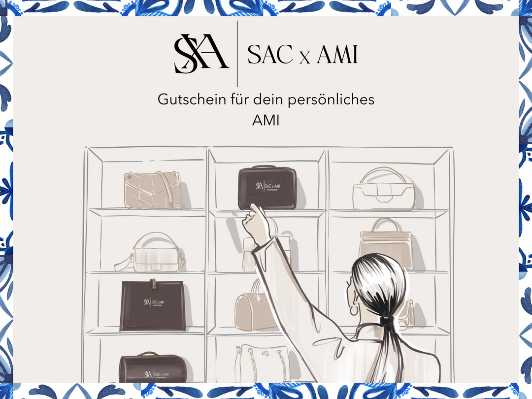 Illustration einer stilvollen Frau, die eine Tasche aus einem Regal voller Handtaschen und Taschenpolstern auswählt. Das Bild zeigt das Logo von SAC x AMI und den Text "Gutschein für dein persönliches AMI" in eleganter Schrift. Der Rahmen des Bildes ist mit einem blauen und weißen floralen Muster verziert.