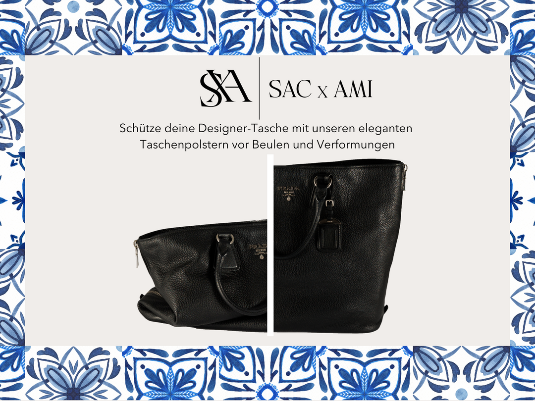 Ein Werbeflyer für SAC x AMI, der eine Designer-Handtasche mit und ohne Taschenpolster zeigt. Der Text lautet: 'Schütze deine Designer-Tasche mit unseren eleganten Taschenpolstern vor Beulen und Verformungen'. Der Flyer hat einen dekorativen blauen und weißen Rahmen.