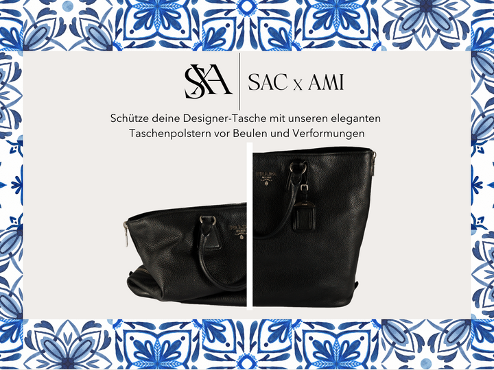 Ein Werbeflyer für SAC x AMI, der eine Designer-Handtasche mit und ohne Taschenpolster zeigt. Der Text lautet: 'Schütze deine Designer-Tasche mit unseren eleganten Taschenpolstern vor Beulen und Verformungen'. Der Flyer hat einen dekorativen blauen und weißen Rahmen.